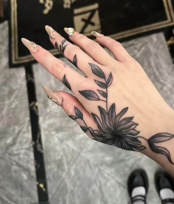 25 Beautiful Hand Tattoo Ideas for Girls: Cute, Feminine & Stylish Designs 19 image 313