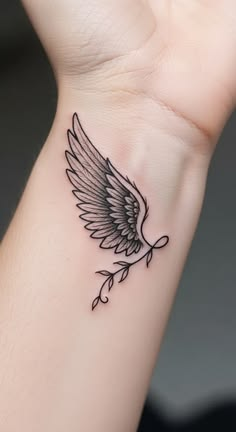 25 Beautiful Hand Tattoo Ideas for Girls: Cute, Feminine & Stylish Designs 28 image 323